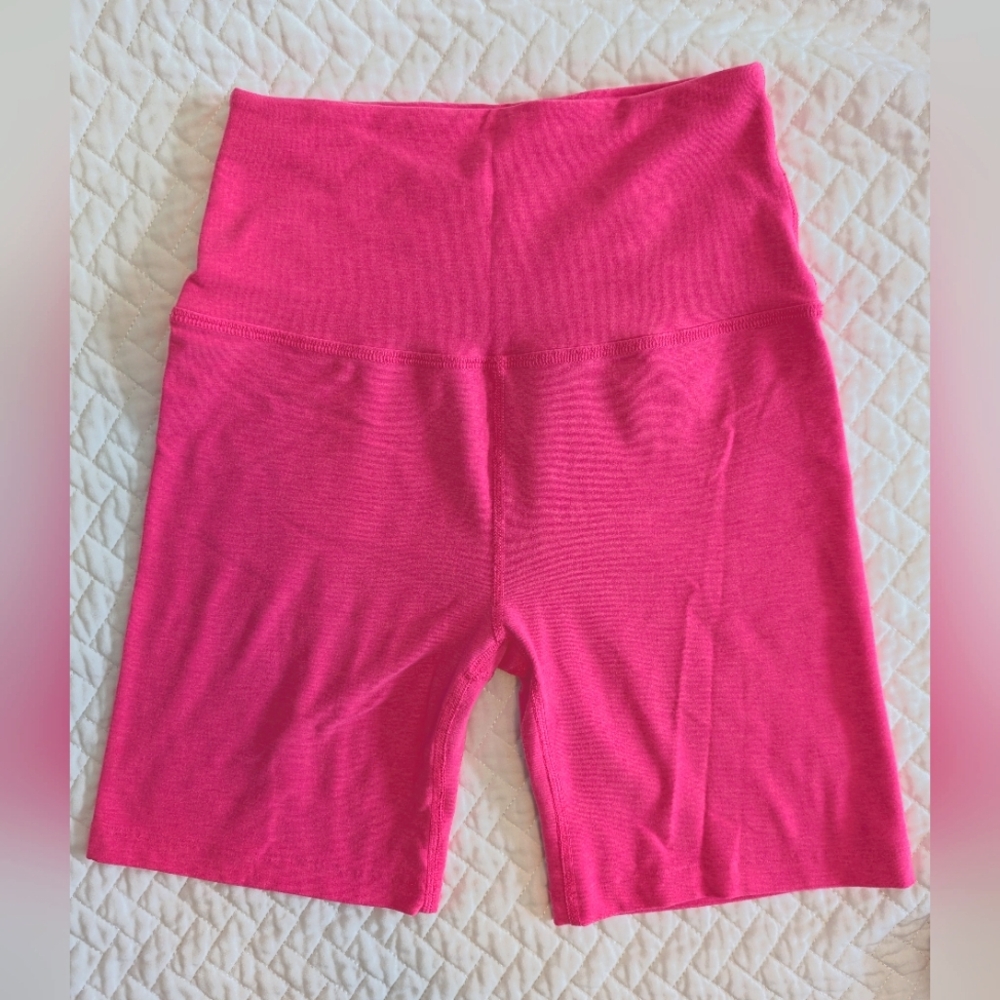 Beyond Yoga neon pink biker short, S